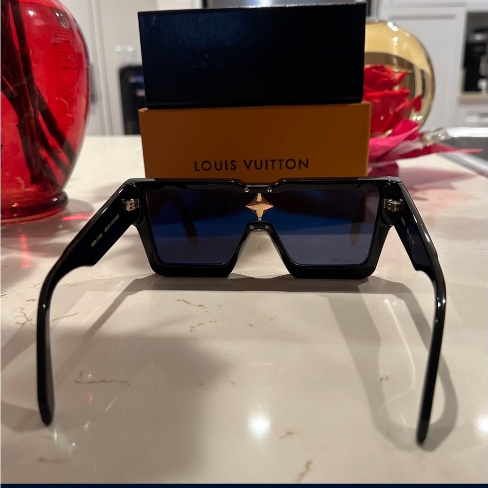 Brand New Lv cyclone glasses black hmu if interested:)